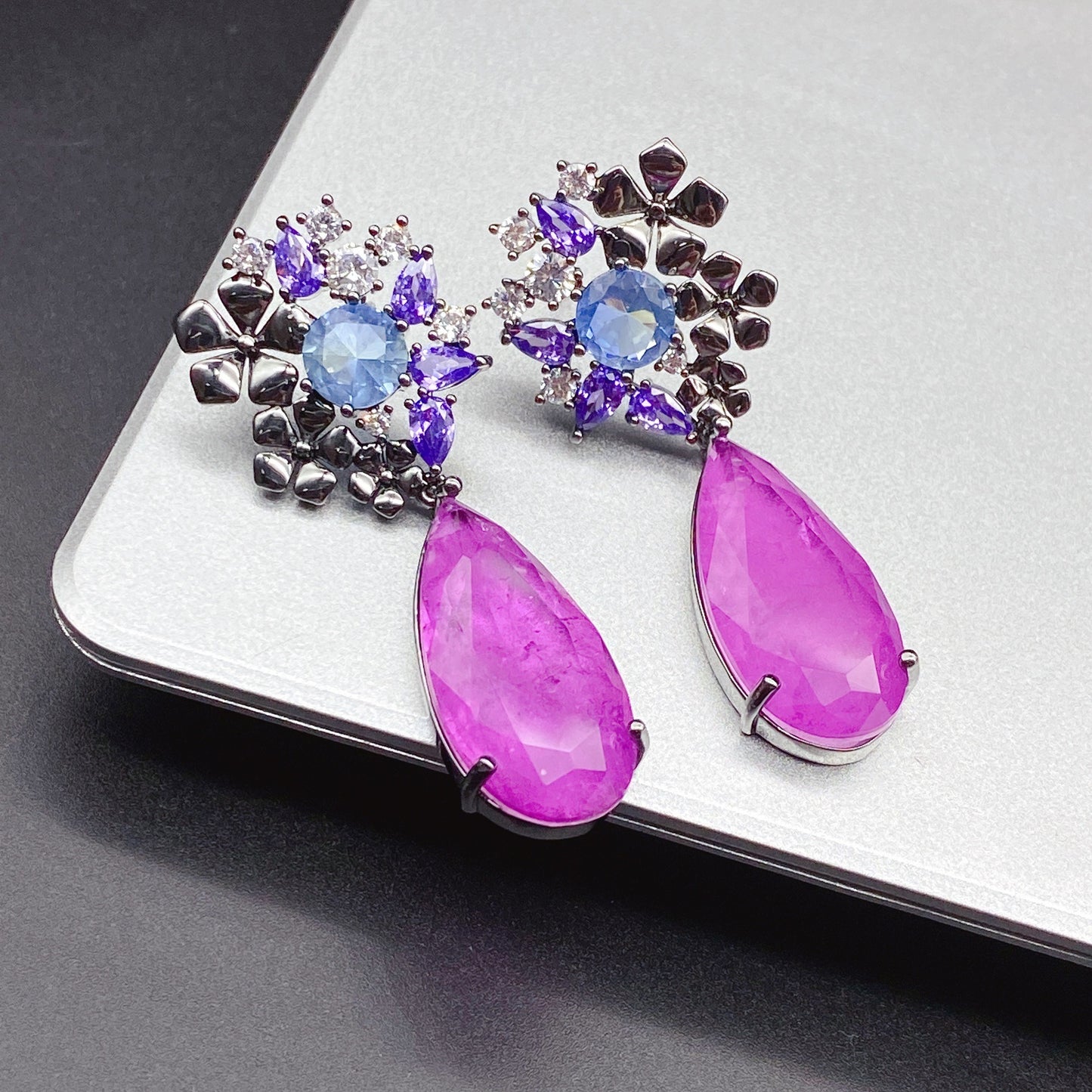 Heavy-duty micro-paved zircon earrings, original design, fashionable and versatile earrings